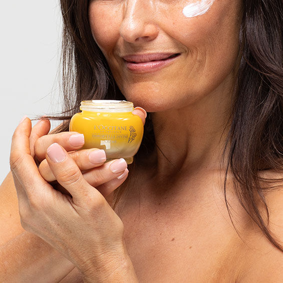 2023_CLP_Immortelle-Blog_Alternatives-to-retinol_M03-3_D